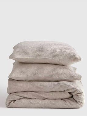 Quince Organic Luxe Honeycomb Duvet Cover Set in King/Cal King, Sand